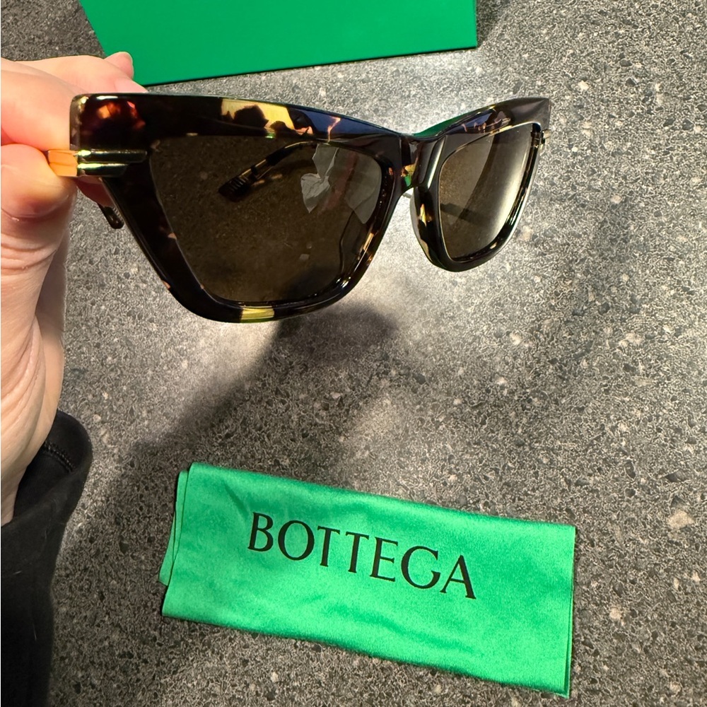 Bottega Veneta BV1241S Sunglasses - Picture 5 of 11